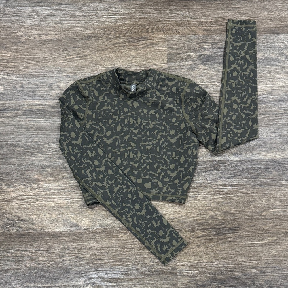 Vuori Dune Long Sleeve Crop Top